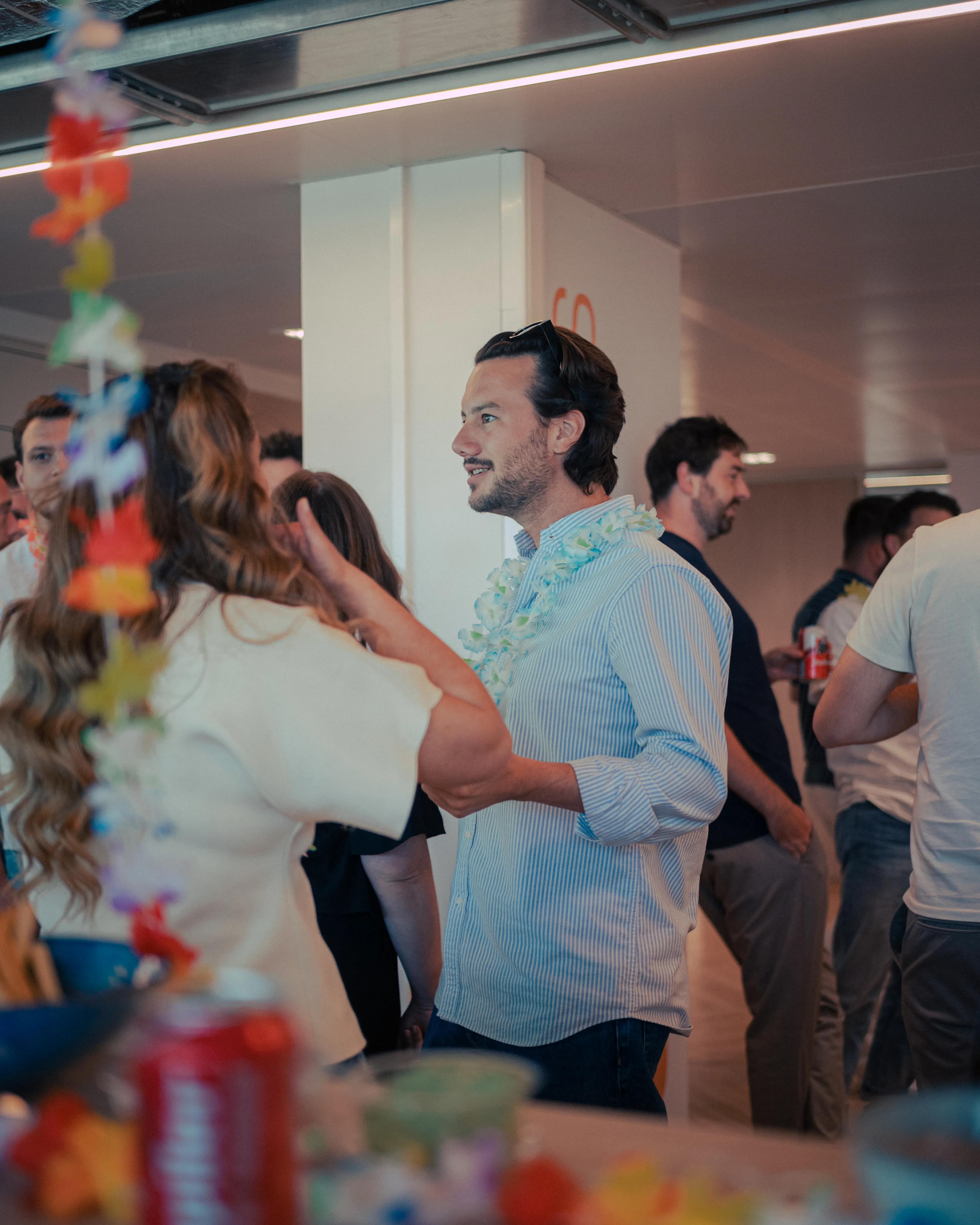 Drie collega's netwerken en lachen samen tijdens een conferentie