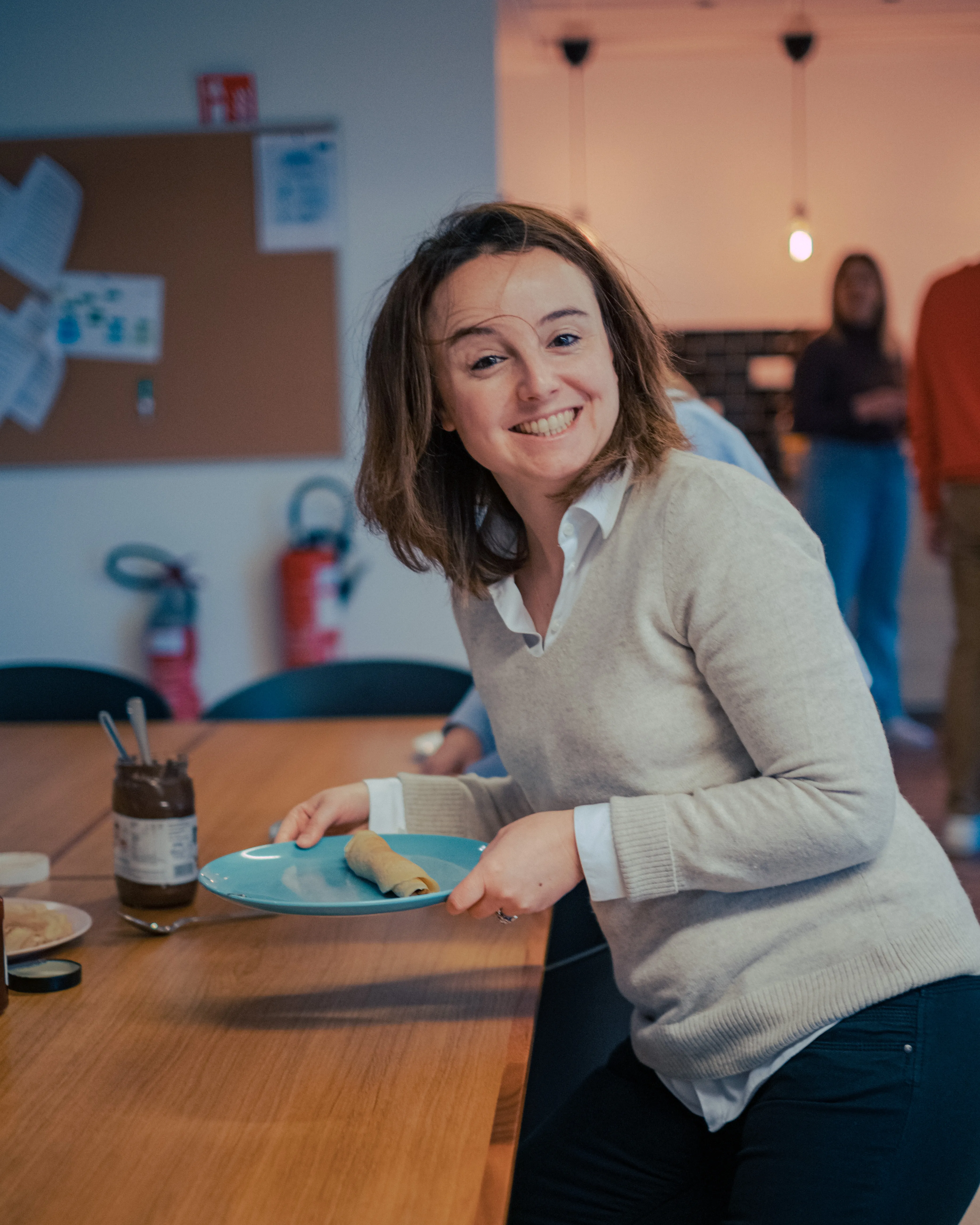 Man with padel racket and water bottle on an outdoor court