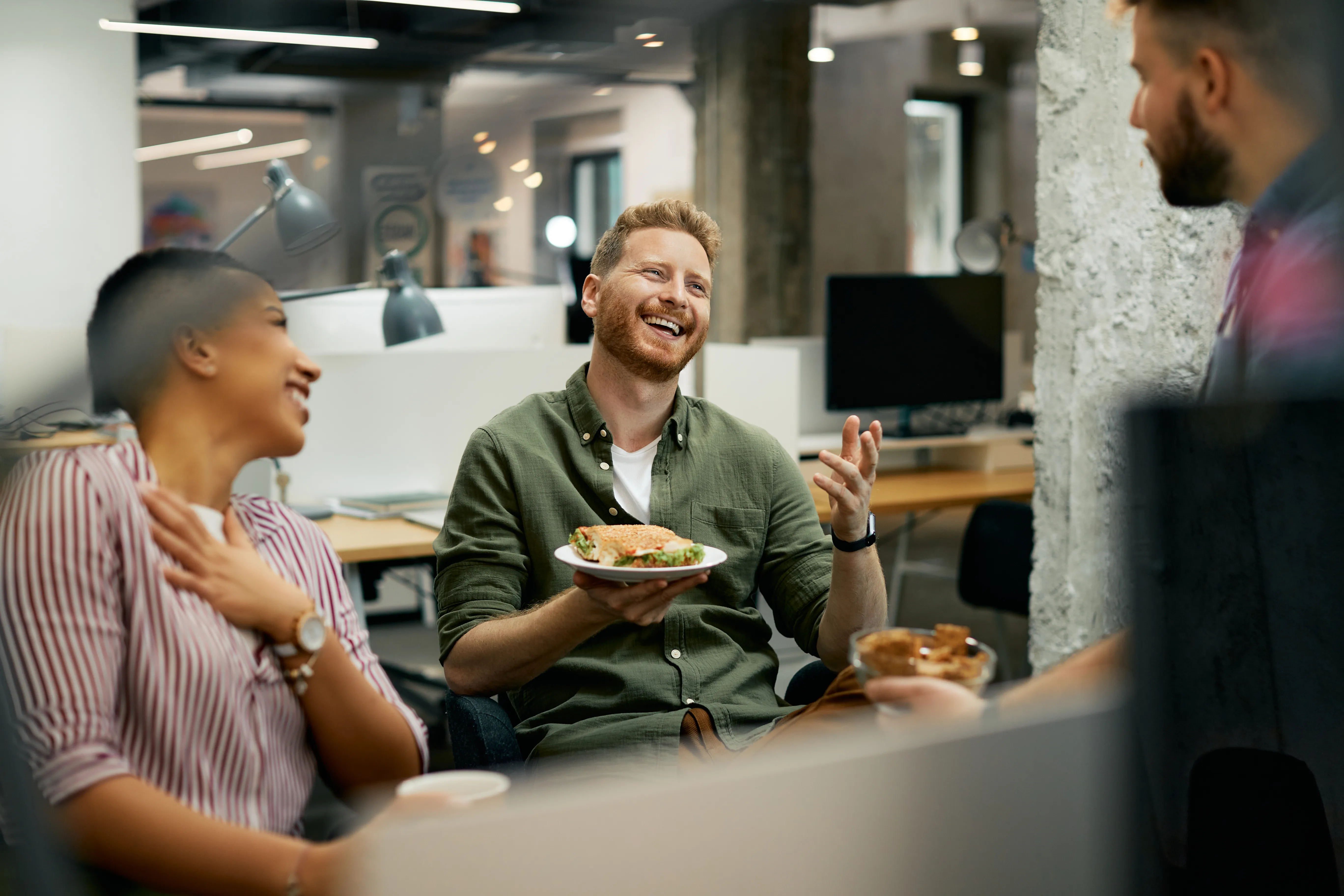 Collega's lachend tijdens de lunchpauze