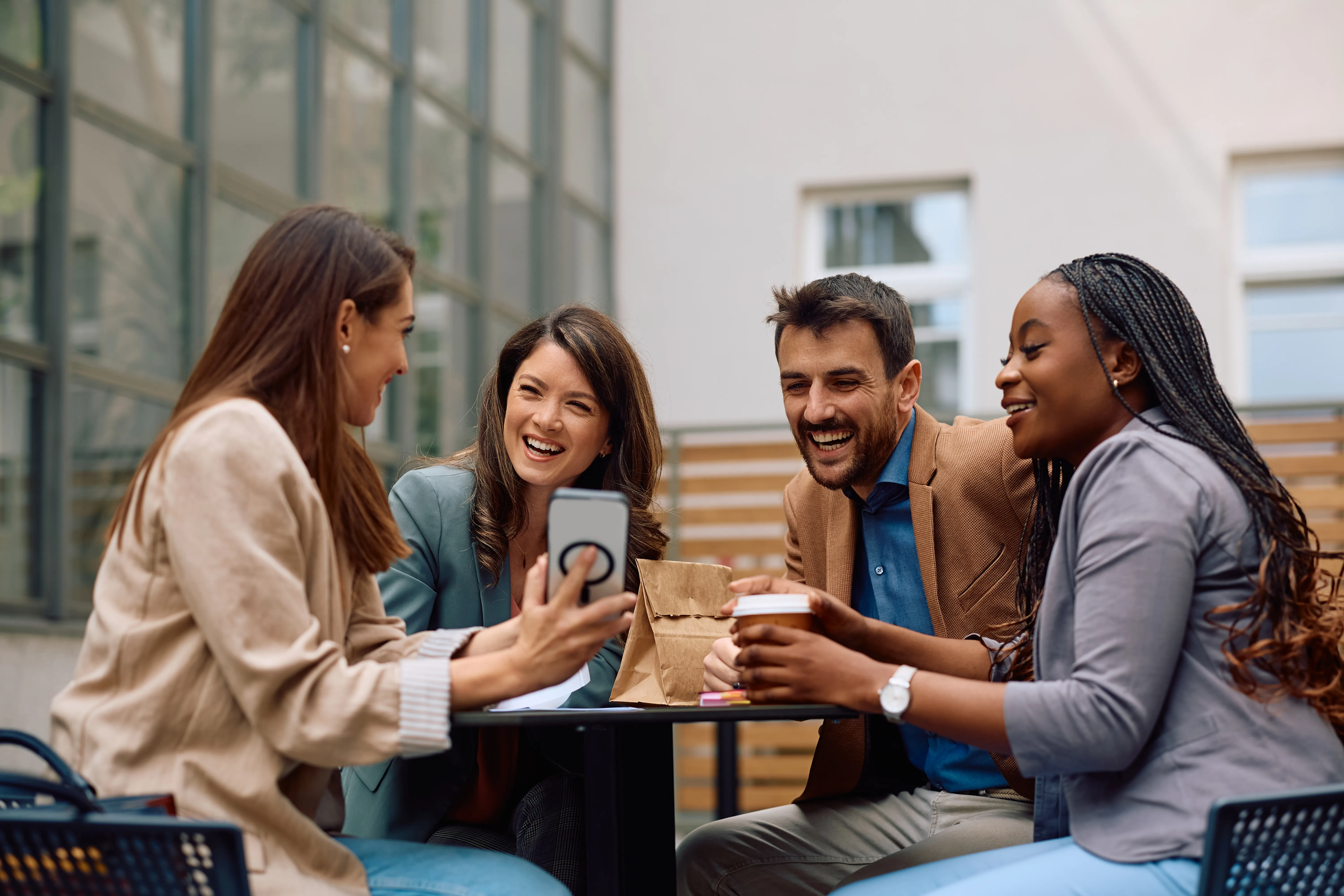 Collega's die genieten van hun Dealzz-voordelen