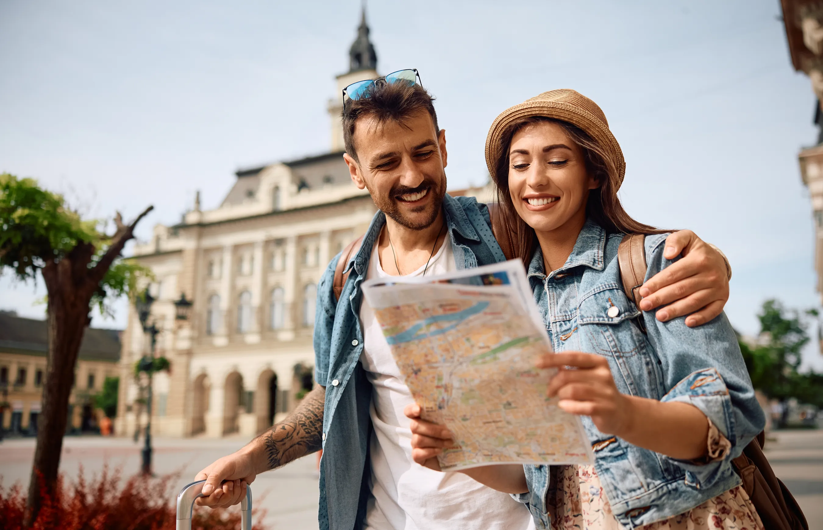Gelukkig koppel dat een stad verkent met een kaart