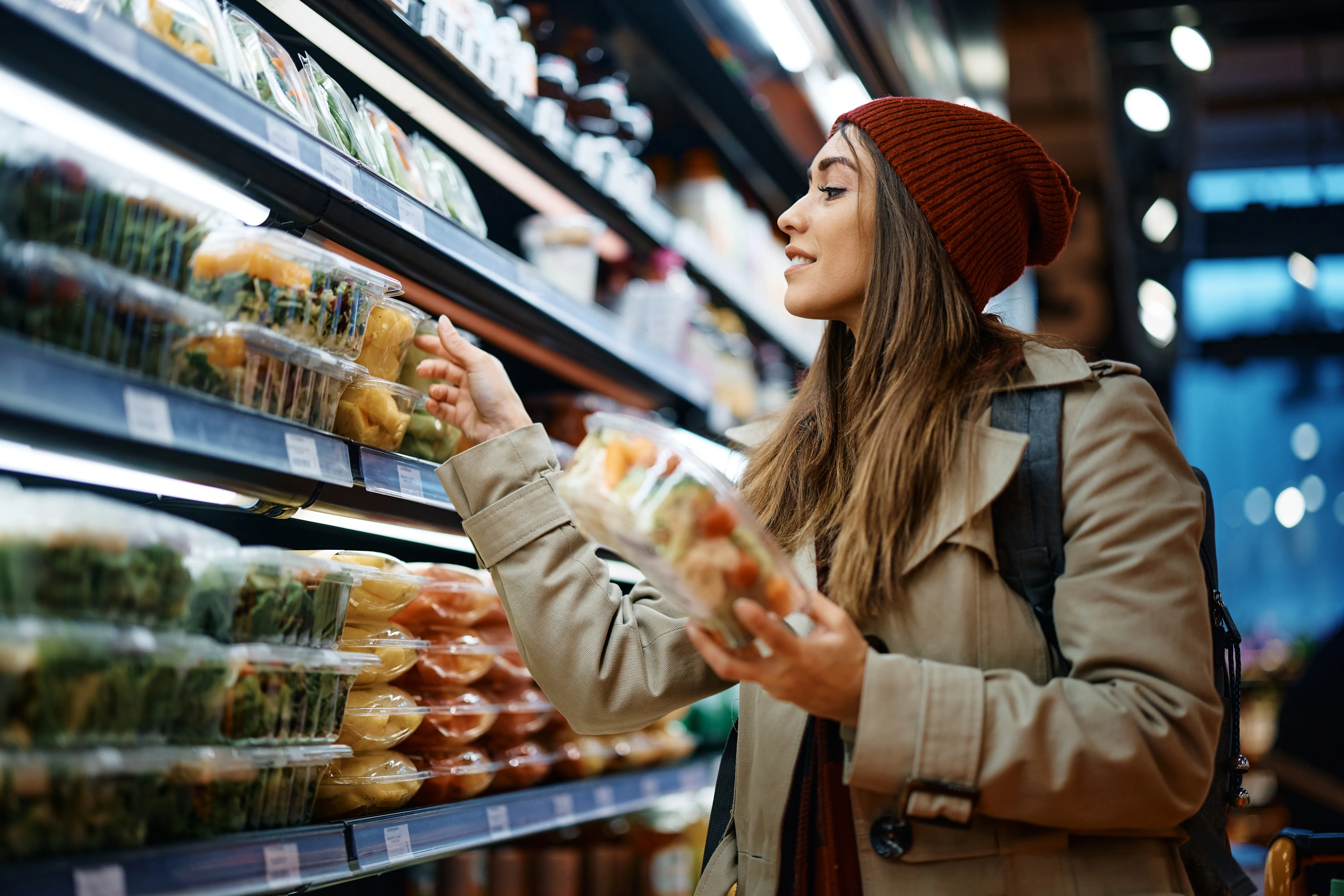 Woman grocery shopping at the supermarket with her Monizze card