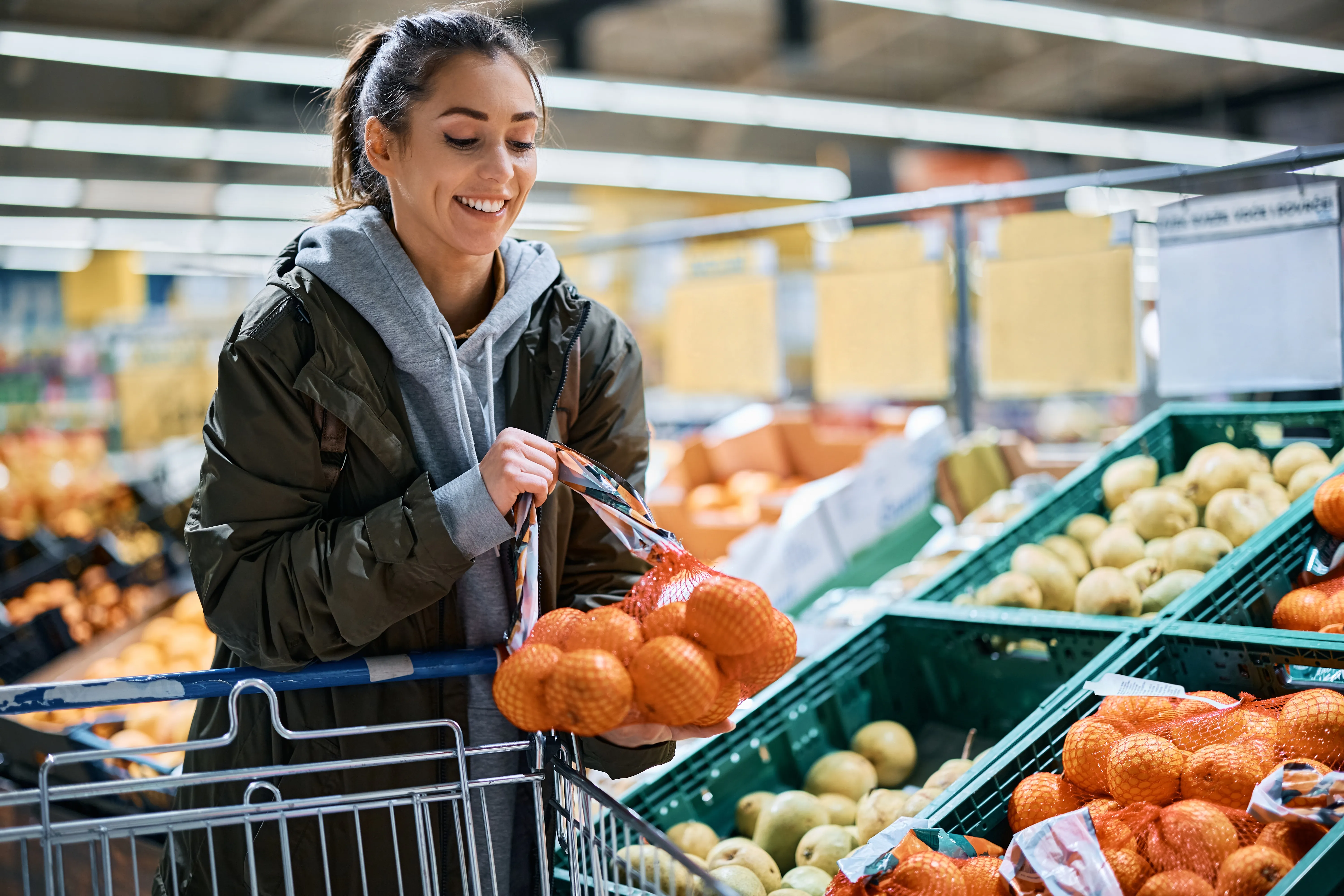 Femme faisant ses courses bio au supermarché